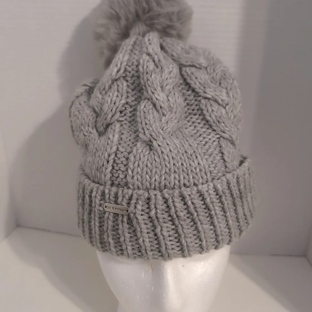 Steve Madden Cable Knit Fold over Gray Beanie‎ lined in Faux Fur with Pom NWOT
